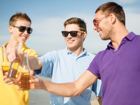 Alcohol makes smiling contagious in men: Study (Fotolia)
