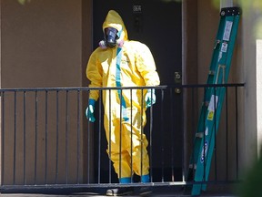 A worker wearing hazardous material suit arrives at the apartment unit where a man diagnosed with the Ebola virus was staying in Dallas, Oct. 3, 2014. REUTERS/Jim Young
