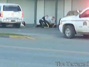 Screenshot of B.C. cop punching suspect. (YOUTUBE SCREENSHOT)