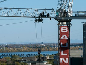Four individuals climbed a tower crane at a construction sitein Montreal Sunday, October 12, 2014.
JOEL LEMAY / QMI AGENCY