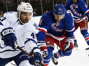 Toronto Maple Leafs centre Nazem Kadri moves the puck away from New York Rangers winger Rick Nash at Madison Square Garden in New York, Oct. 12, 2014. (BRUCE BENNETT/Getty Images/AFP)