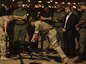 British soldiers train Kurdish Peshmerga fighters on how to use a heavy machine gun in Arbil, the capital of the autonomous Kurdish region of northern Iraq October 13, 2014.  REUTERS/Azad Lashkari