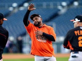 Giants’ Pablo Sandoval gets in a workout in preparation for Tueday's World Series game in K.C. (AFP)