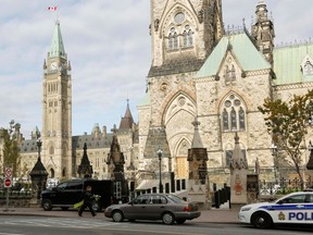 Police officers control traffic on Parliament Hilll following a shooting incident in Ottawa October 22, 2014.      REUTERS/Chris Wattie