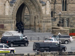 Armed RCMP officers head in to Centre Block on Parliament Hilll following a shooting incident in Ottawa October 22, 2014.  A Canadian soldier was shot at the Canadian War Memorial and a shooter was seen running towards the nearby parliament buildings, where more shots were fired, according to media and eyewitness reports.        REUTERS/Chris Wattie