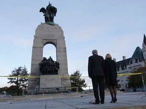 Prime Minister Stephen Harper and his wife Laureen Harper pay their respects to Cpl. Nathan Cirillo at the Canada War Memorial in Ottawa October 23, 2014.     REUTERS/Chris Wattie