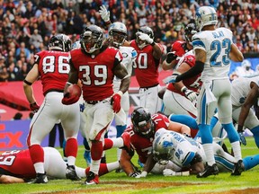 Atlanta Falcons running back Steven Jackson (39) scores a touchdown past the Detroit Lions during their NFL football game at Wembley Stadium in London, October 26, 2014.  (REUTERS)