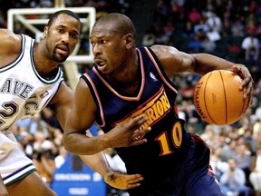 Golden State Warriors guard Mookie Blaylock (R) tries to work the ball around Dallas Mavericks guard Greg Buckner in Dallas in this February 3, 2001 file photo. (REUTERS)