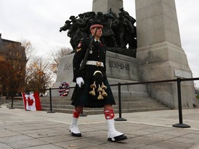 Cpl. Branden Stevenson performs sentry duties at the National War Memorial in Ottawa November 3, 2014. Stevenson, who was guarding the National War Memorial with Cpl. Nathan Cirillo on October 22 when Cirillo was killed by a gunman, released a statement Monday saying he was resuming sentry duties. REUTERS/Chris Wattie