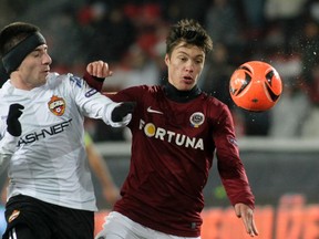 CSKA Moscow’s Zoran Tosic (left) fights for the ball with Sparta Prague’s Vaclav Kadlec during Europa League play in Prague December 15, 2010. (REUTERS/David W Cerny)