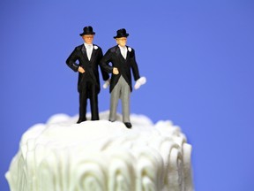 Cake with two grooms. 

(Fotolia)