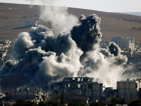 An explosion following an air strike is seen in central Kobani November 9, 2014. Picture taken from the Turkish side of the Turkish-Syrian border. REUTERS/Yannis Behrakis