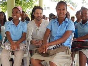 Actor/director Jason Priestley meets with school children during the P&G water purification demonstration in the Dominican Republic. (DONNA DONALDSON photo)