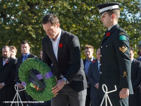 Toronto Maple Leafs captain Dion Phaneuf lays a wreath at the National War Memorial on Nov. 9, 2014, in memory of fallen soldiers.(ANDRE RINGUETTE/Freestyle Photography/OSHC)