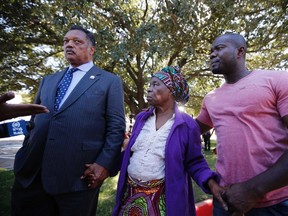 Nowai Korkoyah, the mother of Thomas Eric Duncan, the first patient diagnosed with Ebola on U.S. soil, walks with Reverend Jesse Jackson (L) in Dallas, Texas October 7, 2014. (REUTERS/Jim Young)