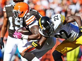 Cleveland Browns running back Ben Tate (44) scores a touchdown in front of Pittsburgh Steelers cornerback William Gay (22) during the second quarter at FirstEnergy Stadium. (Andrew Weber-USA TODAY Sports)
