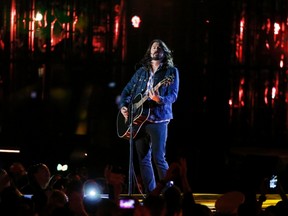 Musician Dave Grohl performs during the Concert for Valor on the National Mall on Veterans' Day in Washington, November 11, 2014.          REUTERS/Jonathan Ernst (UNITED STATES  - Tags: ENTERTAINMENT ANNIVERSARY MILITARY)