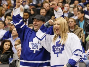 Kim and Chris Curry cheer second period action. (STAN BEHAL/Toronto Sun)