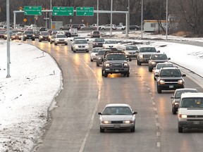 Traffic moves along the Chief Peguis Trail. A study will begin next week that examines how best to extend the trail west from Main Street towards Brookside Boulevard. (BRIAN DONOGH/WINNIPEG SUN FILE PHOTO)