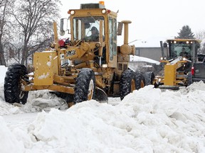 Crews remove snow from Edmonton streets last winter. (DAVID BLOOM/Edmonton Sun)