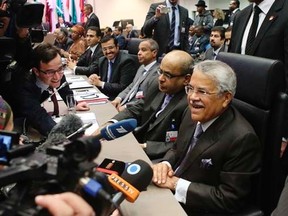 Saudi Arabia's Oil Minister Ali al-Naimi talks to journalists before a meeting of OPEC oil ministers at OPEC's headquarters in Vienna November 27, 2014.   REUTERS/Heinz-Peter Bader