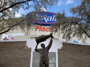 Edmonton Oilers great Wayne Gretzky's statue is seen outside Rexall Place in Edmonton on Wednesday Nov 4, 2013. Tom Braid/Edmonton Sun