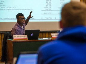 Folarin Odunayo explains budget numbers to the student council at Wednesday’s meeting. Odunayo was in the hot seat to justify a $700,000 deficit he previously claimed to be a $124,000 surplus. (DANI-ELLE DUBE Ottawa Sun)