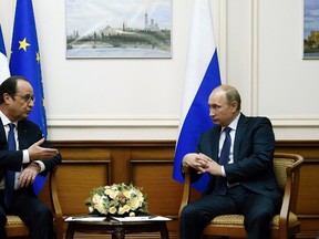 Russian President Vladimir Putin (R) meets with his French counterpart Francois Hollande at Moscow's Vnukovo airport December 6, 2014. Hollande met Putin to discuss the Ukraine crisis during a brief stopover at the airport on Saturday. REUTERS/Maxim Zmeyev