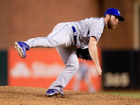 Kansas City Royals closer Greg Holland is said to be available, though the cost, sources say, would be high. The Blue Jays need a closer, but might have to part with an established starting pitcher to land him in a trade. (AFP/PHOTO)