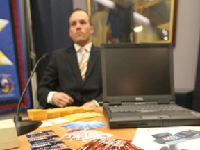 Winnipeg Police Service Commercial Crime Unit Const. Phil Trudeau shows off fake credit and debit cards and a card-skimming machine at a press conference two years ago. Several Manitobans fell victim to a similar scam over the weekend. (FILE PHOTO)