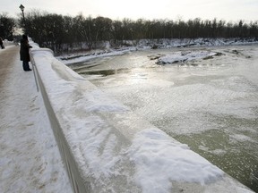 The city is reminding Winnipeggers to be wary of thin ice. (FILE PHOTO)