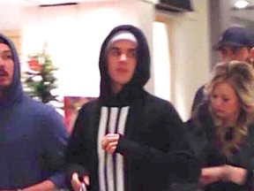 Justin Bieber walks in the Masonville Mall in London, Ont. carrying a West49 bag. (Isobel Mason Photo)