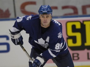 Former Maple Leaf Alexander Mogilny was happy to get a nice orange for New Year's. (MICHAEL PEAKE/Toronto Sun files)