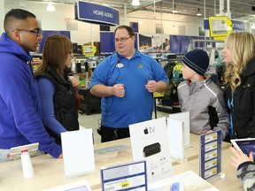JOHN LAPPA/THE SUDBURY STAR
In this file photo, Jeff Russell of Best Buy, centre, answers questions for Thuva Saravanapavan, left, Jaylene Morrison, Ethan Scott, 10, and Lee-Ann Scott on Boxing Day.