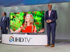 Joe Stinziano (L), executive vice president of Samsung Electronics America, and Tim Baxter, president of Samsung Electronics America, pose by a new Samsung SUHD smart TV at a Samsung Electronics news conference during the 2015 International Consumer Electronics Show (CES) in Las Vegas, Jan. 5, 2015. REUTERS/Steve Marcus