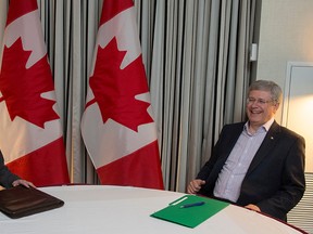 Prime Minister Stephen Harper and Ontario Premier Kathleen Wynne had a face-to-face meeting before the World Junior Hockey Championship final between Canada and Russia on Monday. (PMO)