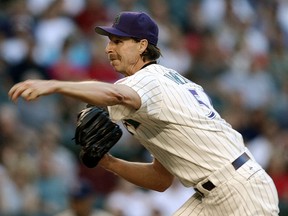 Former Arizona Diamonbacks pitcher Randy Johnson delivers a pitch during the first inning against the San Diego Padres in Phoenix, Arizona, June 29, 2004. (REUTERS)