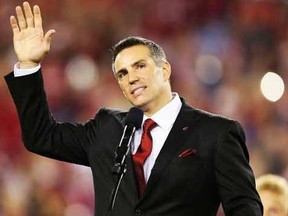 Former Arizona Cardinals quarterback Kurt Warner is inducted into the Arizona Cardinals Ring of Honor during halftime of the NFL game against the San Diego Chargers at the University of Phoenix Stadium on September 8, 2014 in Glendale, Arizona. (Christian Petersen/Getty Images/AFP)
