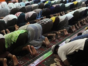This photo taken on June 30, 2014 shows Myanmar Muslims praying during the start of the holy month of Ramadan at Bahadur Shah Zafar Dargah in Yangon. ( AFP PHOTO)