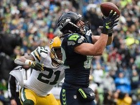 Seattle tight end Luke Willson — of LaSalle, Ont. — catches a two-point conversion in front of Packers safety Ha Ha Clinton-Dix. (USA TODAY SPORTS)