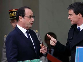 French President Francois Hollande (L) speaks with Prime Minister Manuel Valls at the end of a defence council at the Elysee Palace in Paris, January 21, 2015. REUTERS/Philippe Wojazer