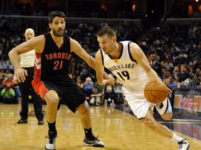 Grizzlies’ Beno Udrih (right) drives to the basket against Raptors’ Greivis Vasquez last night.  (USA TODAY)