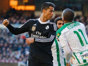 Real Madrid's Cristiano Ronaldo (L) scuffles with Cordoba's Edimar Fraga during their Spanish First Division soccer match at El Arcangel stadium in Cordoba, January 24, 2015. (REUTERS)