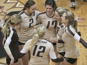 The University of Manitoba Bisons women's volleyball team has plenty to celebrate. (BRIAN DONOGH/Winnipeg Sun)