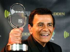 Casey Kasem poses with his Radio Icon Award at the 2003 Radio Music Awards, at the Aladdin Theatre for the Performing Arts in Las Vegas, Nevada, in this October 27, 2003 file photo.  REUTERS/Steve Marcus/Files