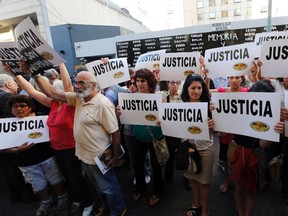 People hold signs reading "Justice" and "I am Nisman" in support of Argentine prosecutor Alberto Nisman in Buenos Aires, Jan. 21, 2015. (ENRIQUE MARCARIAN/Reuters)
