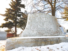 The remarkably nondescript grave of Leafs founder Conn Smythe. (Jack Boland/Toronto Sun)