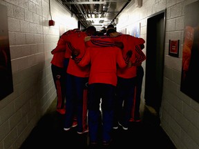 The New York Knicks huddle up before the NBA game against the Phoenix Suns at US Airways Center on December 26, 2012 in Phoenix, Arizona. (Christian Petersen/Getty Images/AFP)