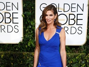 Model Cindy Crawford arrives at the 72nd Golden Globe Awards in Beverly Hills, California January 11, 2015.   REUTERS/Mario Anzuoni