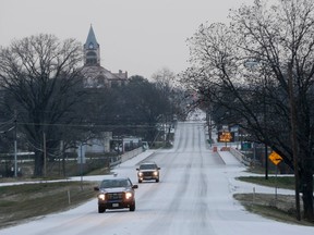 Ice and sleet covers the road in Stephenville, Texas, Feb. 23, 2015.  REUTERS/Michael Ainsworth/Pool